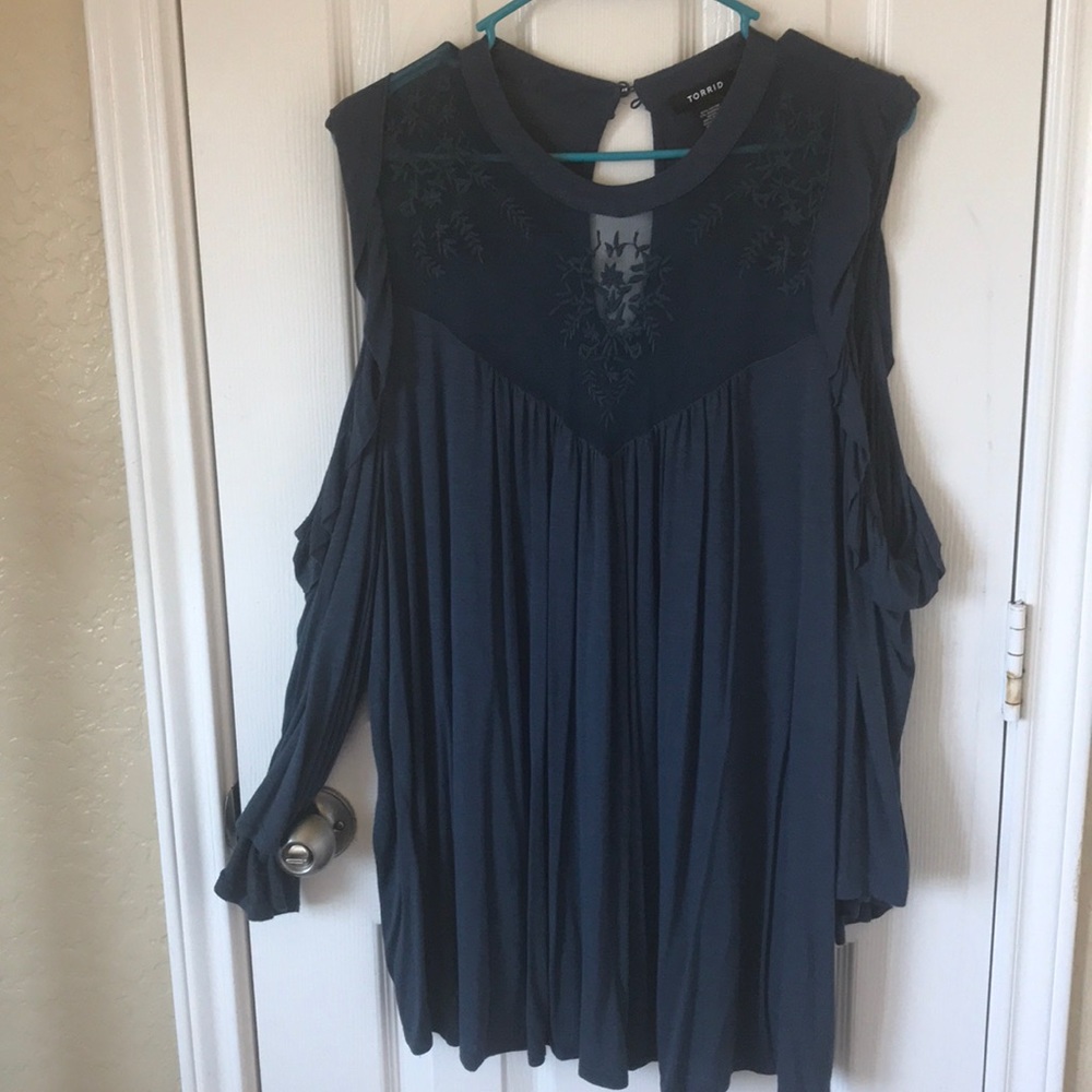 TORRID 4X Navy cold Shoulder top.